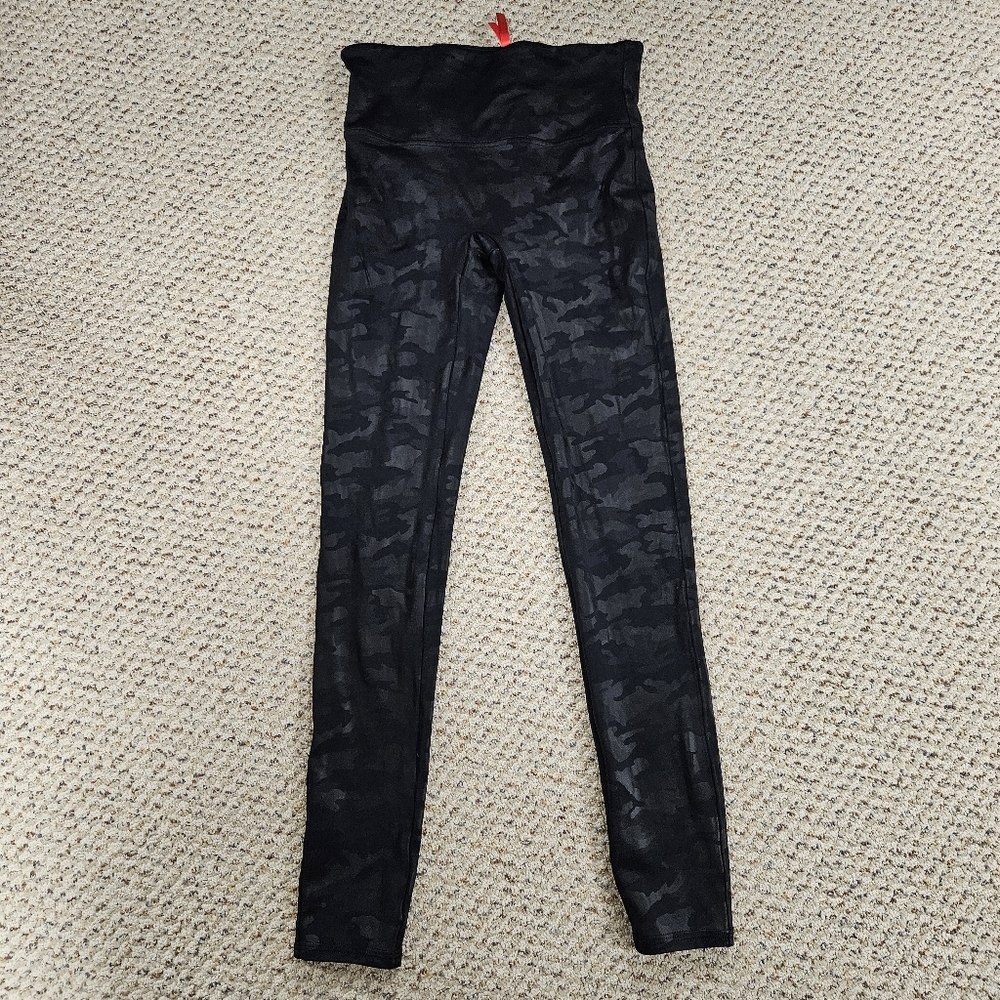 Spanx Faux Leather Matte Black Camo Leggings‎ EUC Shapewear Size Medium - Picture 2 of 8